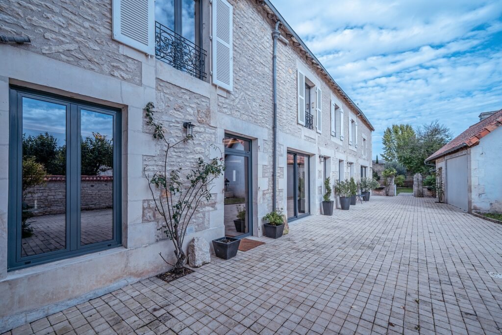 Photographie exterieure de la longère.